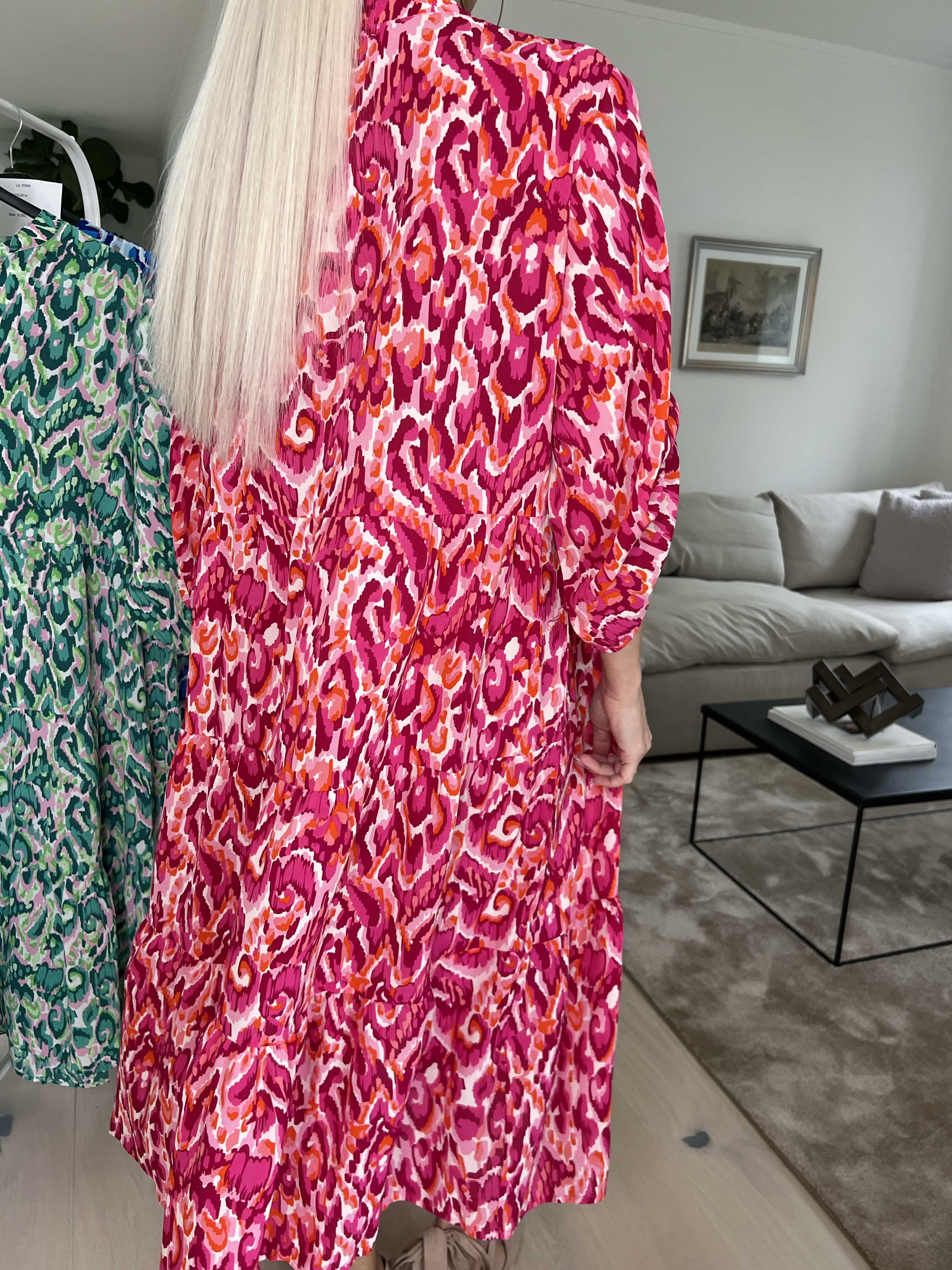 Lia - Mönstrad färgad klänning med lager-på-lager-look